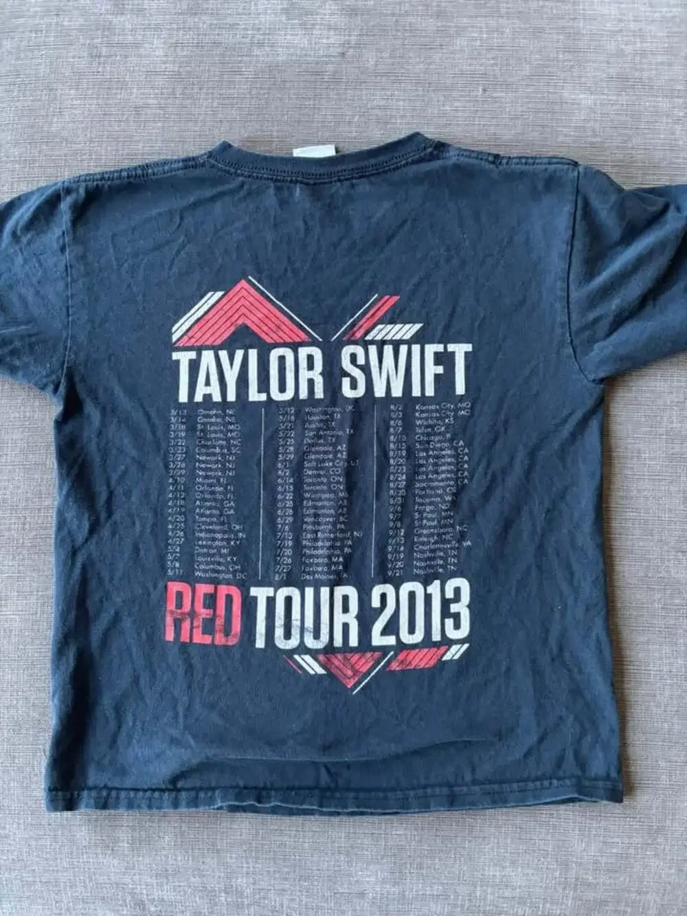 Official Taylor Swift RED Tour 2013 Concert T-Shirt - Black Gildan Size Youth Sm